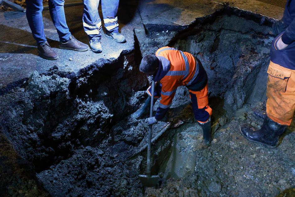 Zagreb: Na križanju Koranske i Koturaške puknuo lokalni vodovod, u Savskoj se voda izlila iz magistralnog voda