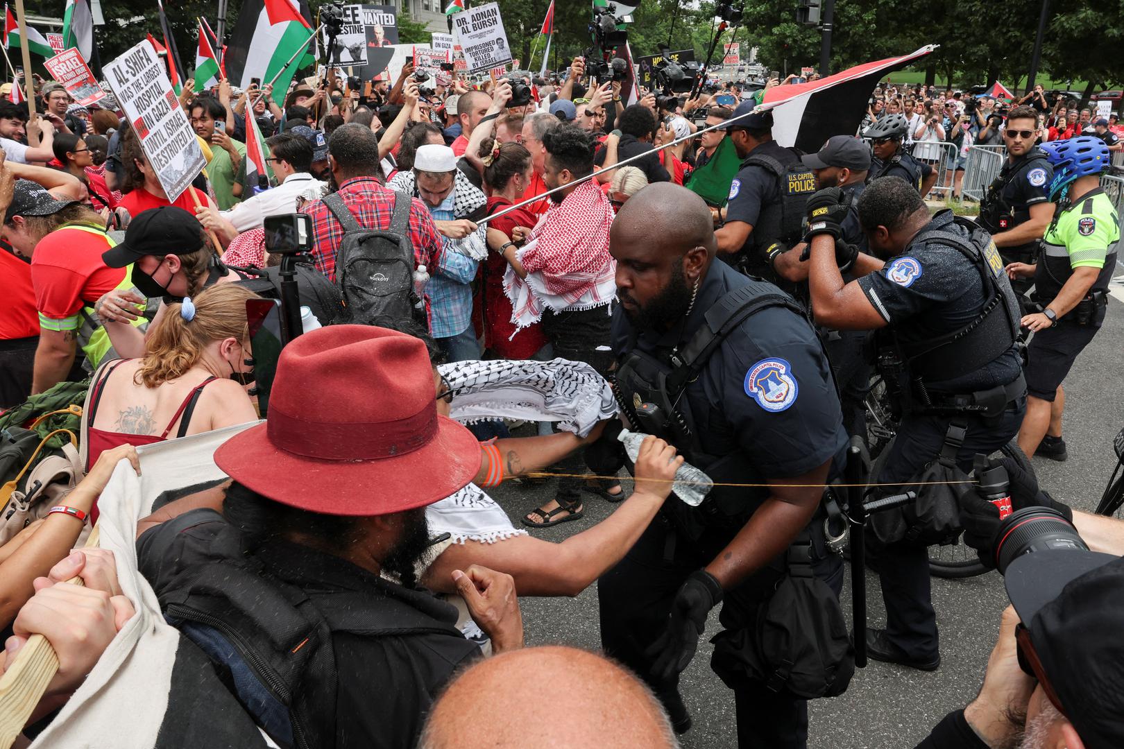 U.S. Capitol Police officers use pepper spray on pro-Palestinian demonstrators, on the day Israeli Prime Minister Benjamin Netanyahu addresses a joint meeting of Congress, on Capitol Hill, in Washington, U.S., July 24, 2024. REUTERS/Umit Bektas Photo: UMIT BEKTAS/REUTERS