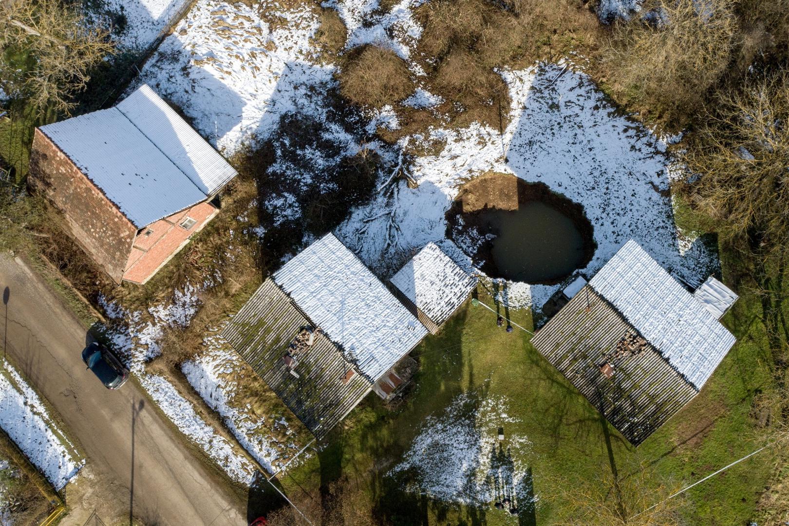 Rupe su veličine od nekoliko pa do više desetaka metara.