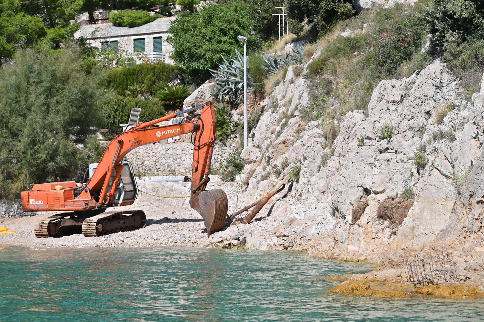 Nakon toga slijedi rušenje hotela, manjeg uzgajališta jastoga, vinskog podruma, bazena i betonskog lukobrana koji je narušavao prirodni tok mora u uvali.