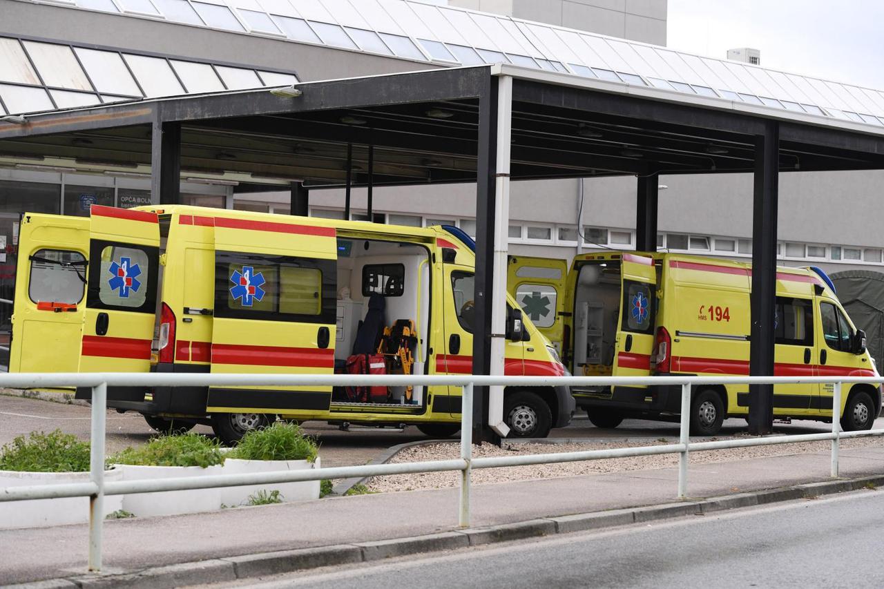 Vozila Hitne medicinske pomoći ispred hitnoga prijama Opće bolnice Šibenik