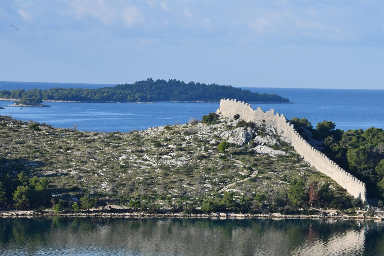 Zidine se prostiru s jedne strane poluotoka na drugu, visoke su između šest i devet metara, a široke su između 60 i 80 centimetara.