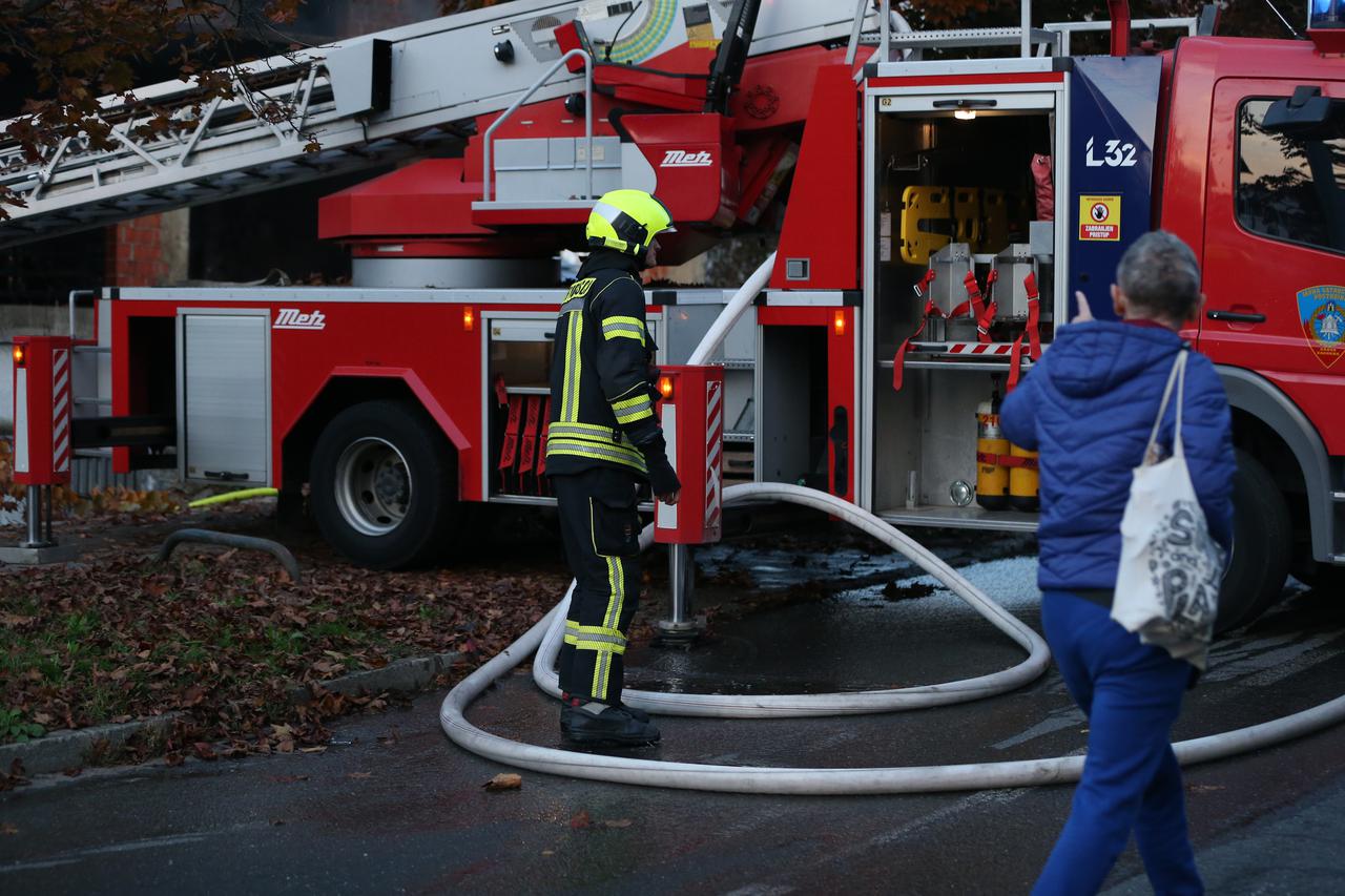 Zagreb: U napuštenoj kući u Sesvetema tijekom popodneva izbio požar