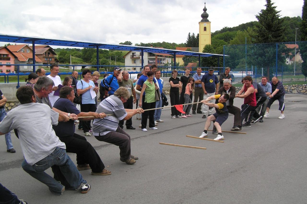 'zagorje - 22. 06. 2010., Mace , Hrvatska - 1. Sportski susreti klubova lijecenih alkoholicara Krapinsko-zagorske zupanije, povlacenje uzeta'