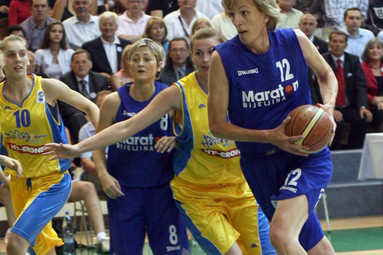 'sportska - 20.06.2009., Tuzla, BiH - Razija Mujanovic na revijalnoj utakmici protiv reprezentacije BiH, u povodu 20-obljetnice osvajanja naslova eurppskih prvakinja kosarkasica Jedinstvo Aide iz Tuzl