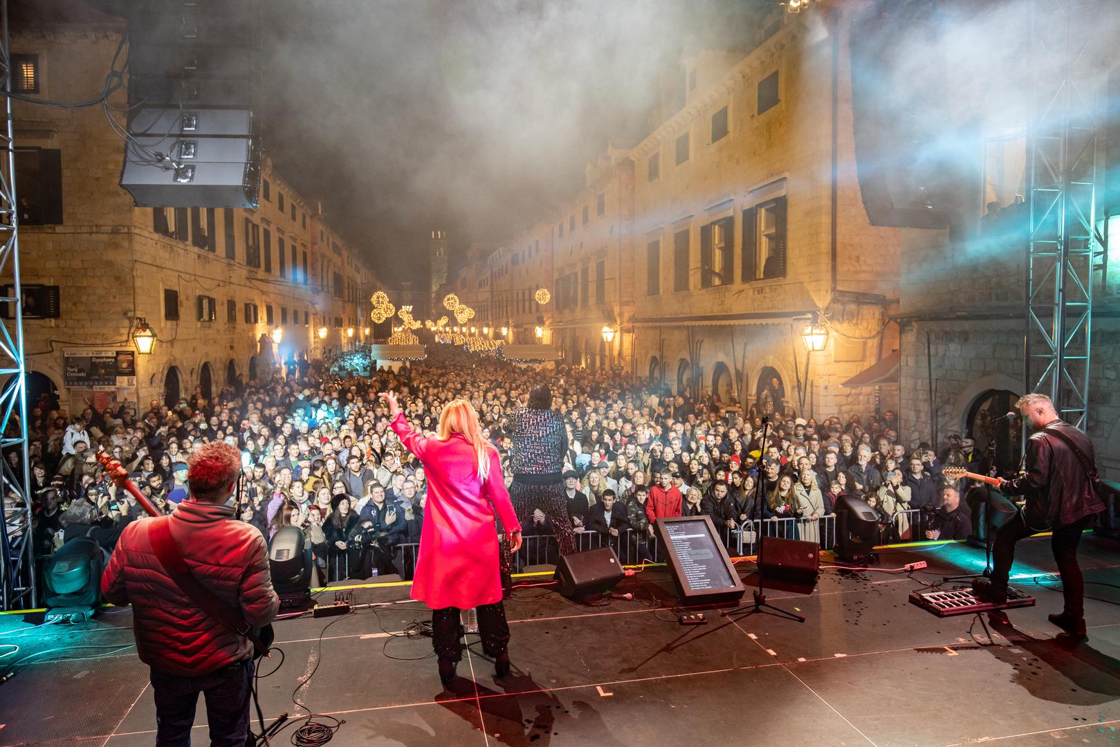 Najluđa noć u godini u Dubrovniku započela je u 21 sat programom DJ Speeda. Nakon njega, u 21:30, mikrofon je preuzeo Zucchero te je u konačnici, u 23:30, na pozornici nastupio Tony Cetinski. 