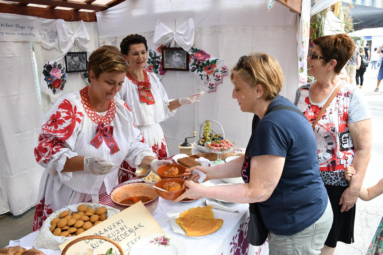 Vrbovec: Otvorena 39. turističko-kulinarska manifestacija "Kaj su jeli naši stari"