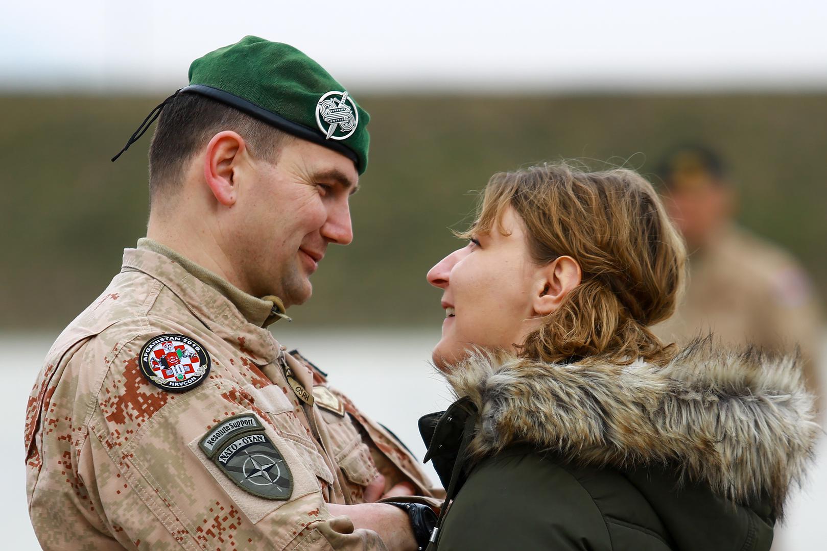 Svečani ispraćaj 10. hrvatskog kontingenta (HRVCON) u NATO misiju potpore miru "Odlučna potpora" (Resolute Support - RS) u Afganistan održan je u petak, 1. ožujka 2019. godine u vojarni "Pukovnik Marko Živković" na Plesu. Uz pripadnike kontingenta i članove njihovih obitelji, svečanosti su nazočili izaslanik predsjednice RH i vrhovne zapovjednice Oružanih snaga potpredsjednik Vlade i ministar obrane Damir Krstičević, direktor Glavnog stožera OSRH viceadmiral Robert Hranj, vojni izaslanik SAD-a brigadir Robert Mathers, vojni izaslanik Savezne Republike Njemačke pukovnik Dirk Andreas Bocklet i predstavnici diplomatskog i vojno-diplomatskog zbora te pripadnici oružanih snaga Albanije

-Koju god dužnost tijekom misije obnašali, vlastita sigurnost i sigurnost vaših kolega neka vam je na prvom mjestu. Uvjeren sam da ćete pokazati kako za hrvatskog vojnika nema nesavladivih izazova- poručio je ministar Krstičević. 

Zapovjednik 10. HRVCON-a brigadir Dragiša Konsa istaknuo je kako osjeća posebnu čast što će služiti svojoj domovini kao zapovjednik 10. hrvatskog kontingenta i izrazio uvjerenje kako će svi zajedno opravdati ukazano povjerenje i nastaviti najbolju tradiciju prethodnika u Afganistanu.

U Afganistanu je od 2003. godine kroz misiju ISAF (International Security Assistance Force), a zaključno s 9. hrvatskim kontingentom koji se trenutno nalazi u području misije potpore miru RS (Resolute Support), sveukupno sudjelovalo 5374 pripadnika Oružanih snaga Republike Hrvatske, od toga 216 žena.