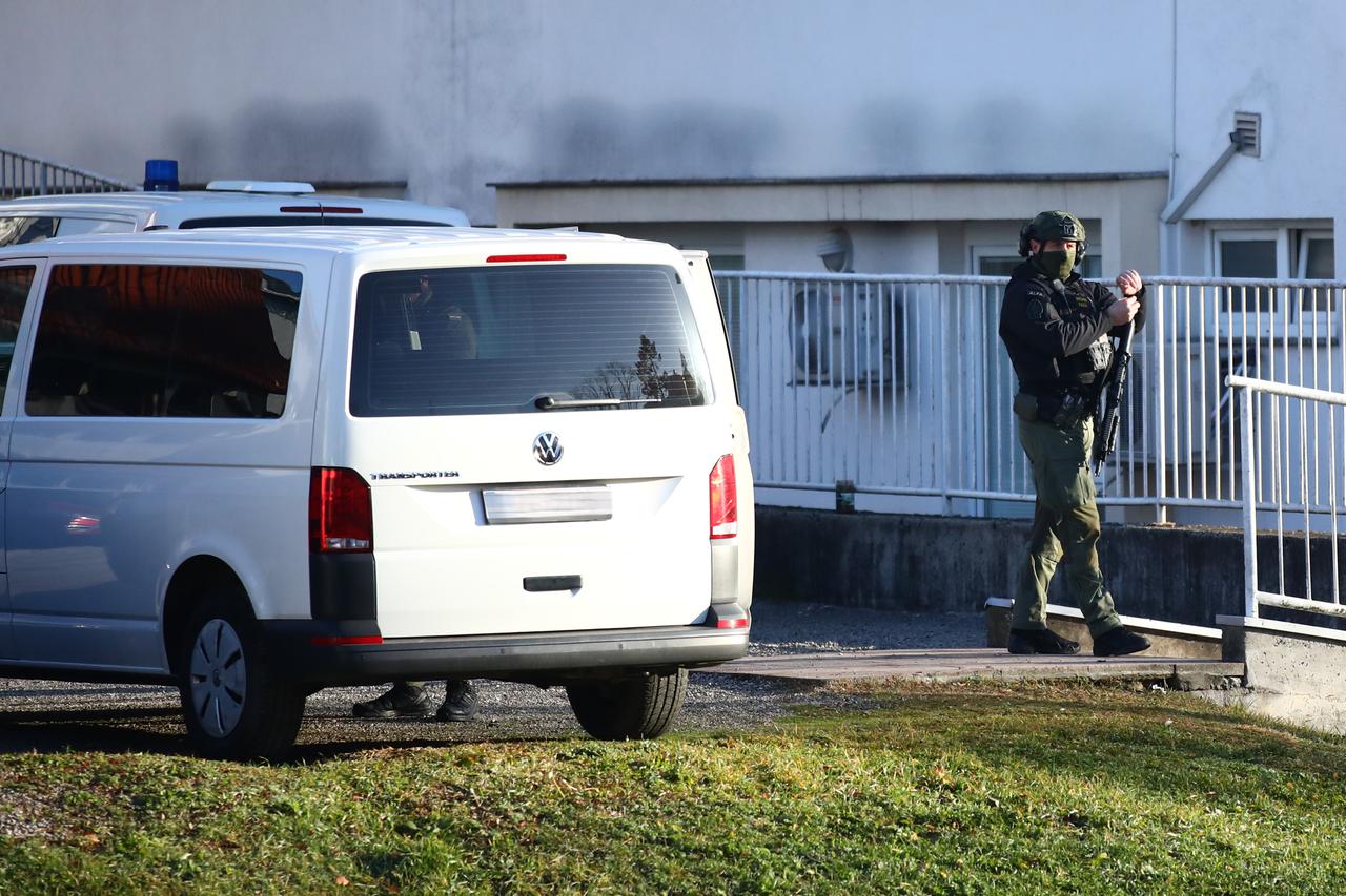 Zagreb: Policija s dugim cijevima ispred KBC Sestre milosrdnice 