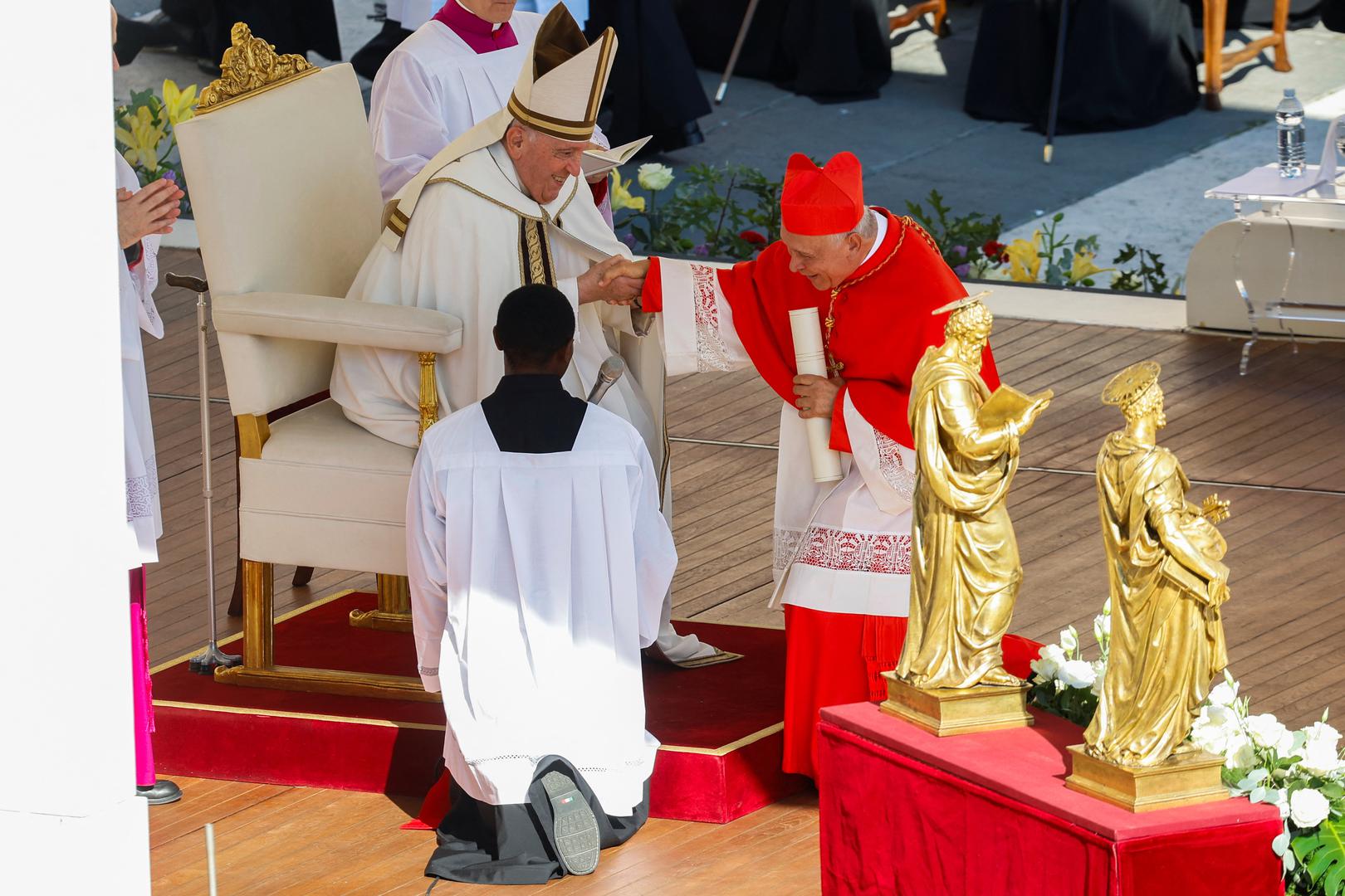 Pope Francis blesses new Cardinal Diego Rafael Padron Sanchez, during a consistory ceremony to elevate Roman Catholic prelates to the rank of cardinal, in Saint Peter's square at the Vatican, September 30, 2023. REUTERS/Remo Casilli Photo: REMO CASILLI/REUTERS