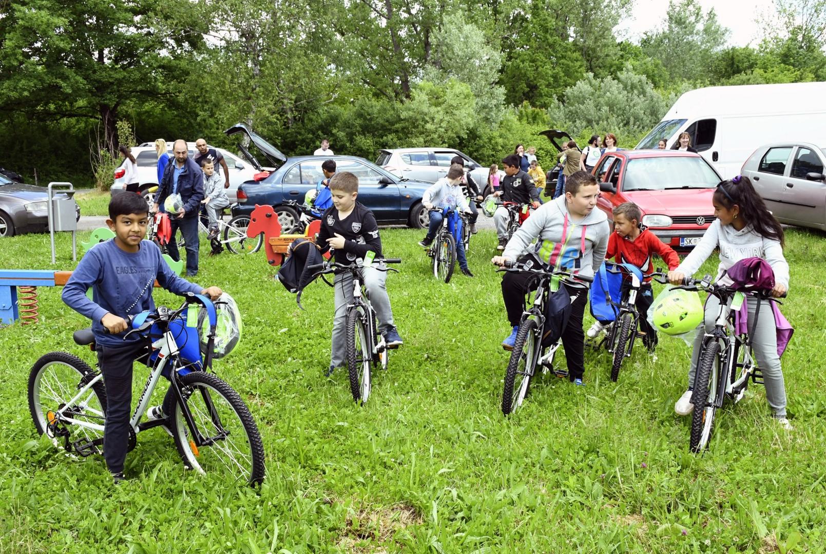 31.05.2021.,Glina,selo Maja - Ucenici zagrebacke Prve gimnazije proveli su humanitarnu akciju Kap dobrote za djecu iz podrucnih skola Gline (OS Maja i OS Vidusevac). Cilj je bio sakupiti sredstva i osigurati ucenicima prijevoz do skole jer se nalaze u ruralnim podrucjima koja su dodatno ugrozena potresom. Ovom idejom spojili su bicikliranje (projekt BUS - Biciklom u skolu koji su pokrenuli prije nekoliko godina u Prvoj), odrzivi razvoj i humanitarni rad koji u skoli njeguju. Osigurano je 27 bicikala i 1 tricikl za dijete s cerebralnom paralizom te kompletna biciklisticka oprema koji su dostavljeni u OS Maja.
Photo: Nikola Cutuk/PIXSELL