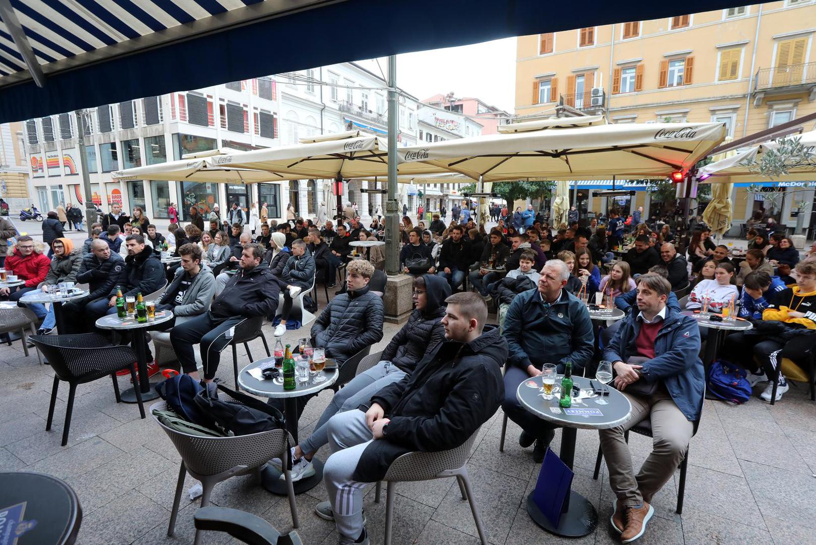 23.11.2022., Rijeka - Rijecani po kaficima na Korzu prate prijenos nogometne utakmice Hrvatska - Maroko.  Photo: Goran Kovacic/PIXSELL