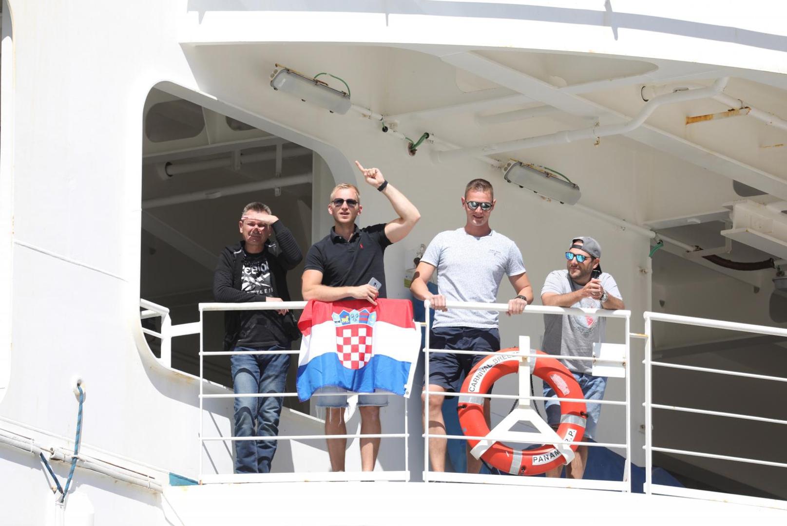 26.05.2020., Dubrovnik - Kruzer Carnival Breeze, na kojemu se nalazi oko 1100 pomoraca od koji je 93 Hrvata, usidrio se u luku. Kruzer je mjesecima plovio morima zbog koronavirusa. Photo: Grgo Jelavic/PIXSELL