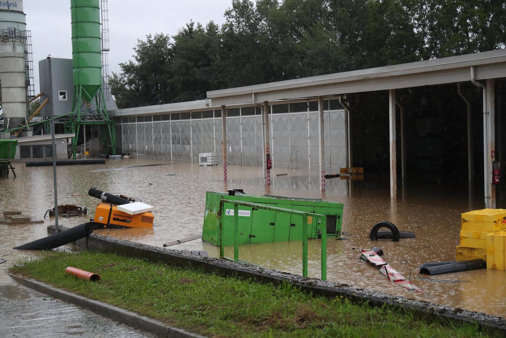 04.08.2023., Menges, Slovenija - Stanovnici i vatrogasci bore se s posljedicama velike poplave Photo: Matija Habljak/PIXSELL