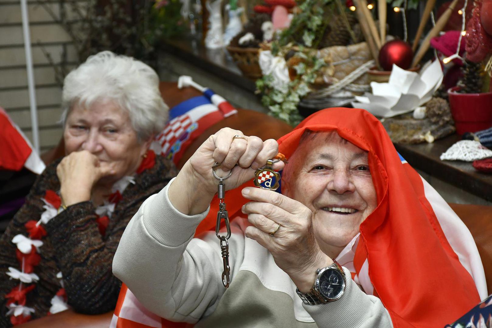 23.11.2022., Sisak - Djelatnici i korisnici Doma za starije i nemocne osobe sa zanimanjem su pratili utakmicu Svjetskog nogometnog prvenstva izmedju Hrvatske i Maroka. 

  Photo: Nikola Cutuk/PIXSELL