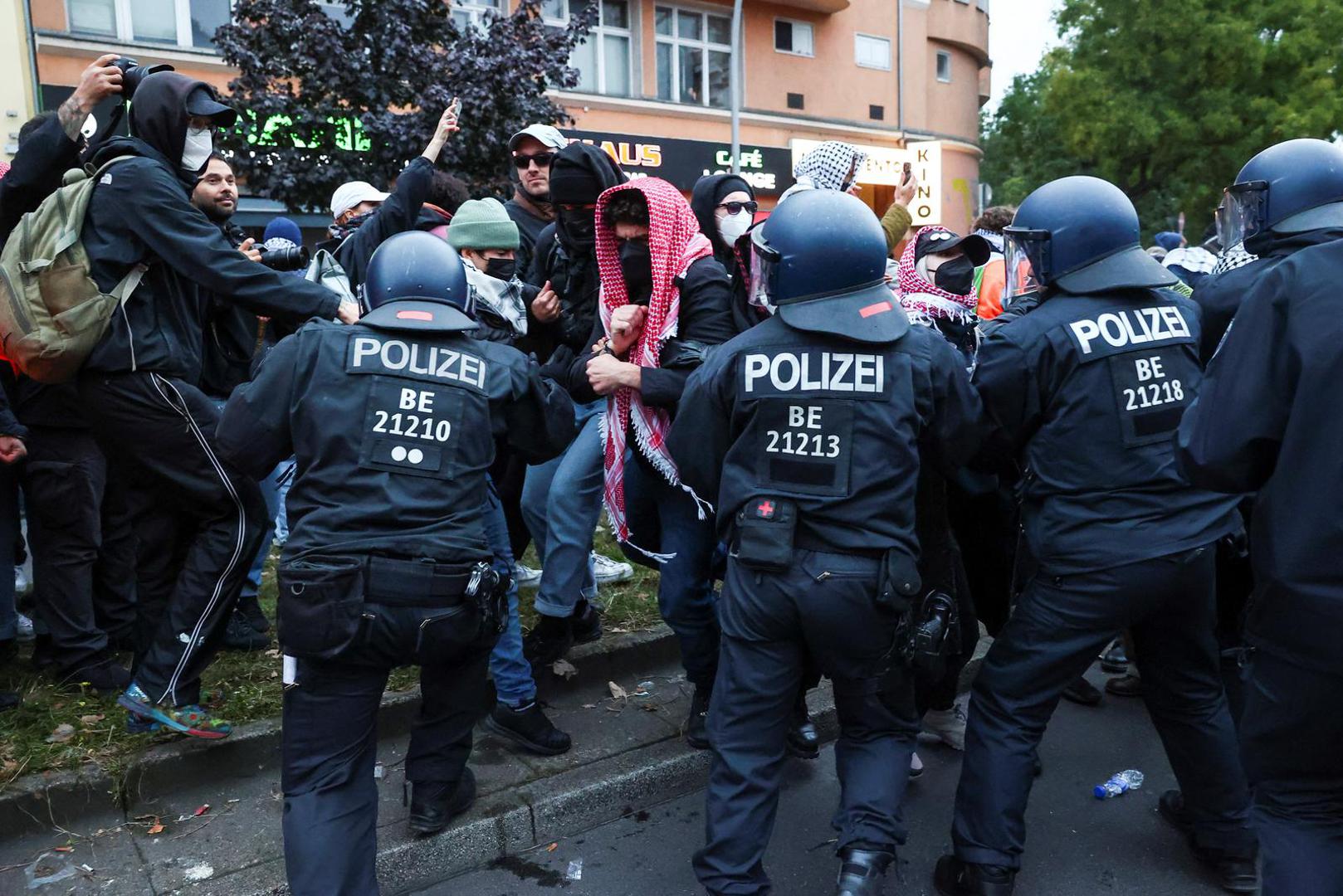 Police officers clash with protesters during a demonstration in support of Palestinians in Gaza, one day ahead of the anniversary of Hamas' October 7 attack on Israel, in Berlin, Germany, October 6, 2024. REUTERS/Christian Mang Photo: CHRISTIAN MANG/REUTERS