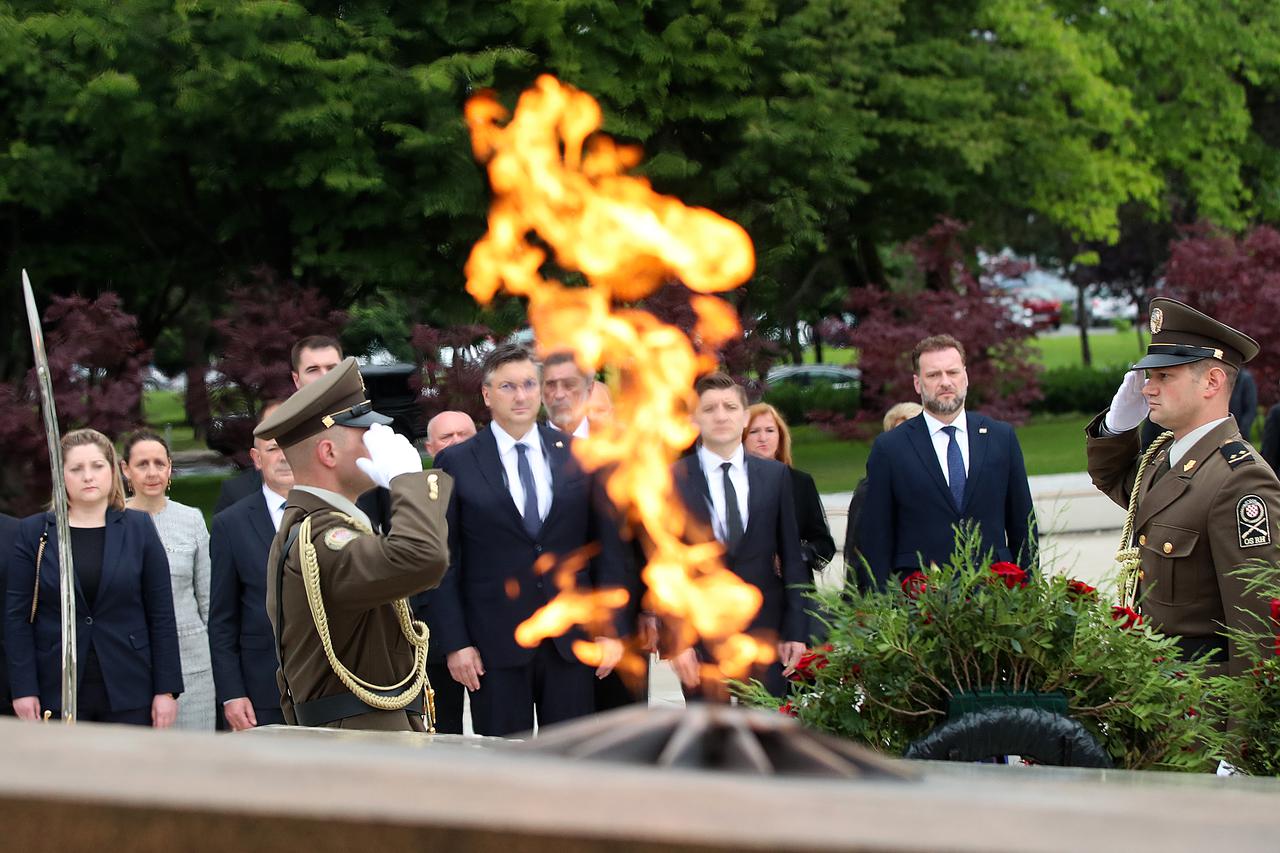 Zagreb: Predsjednik Vlade Andrej Plenković i predsjednik Hrvatskoga sabora Gordan Jandroković položili su vijenac kod Spomenika domovini