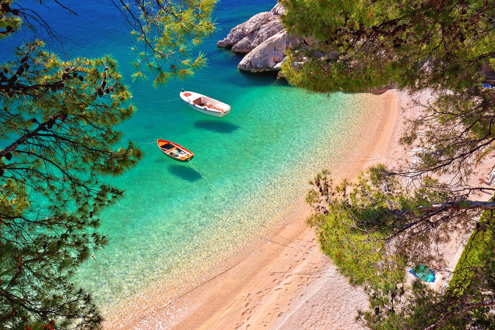 Mnogi posjetitelji Hrvatske koji tu zemlju posjećuju prvi put zadivljeni su zapanjujućim prizorima tirkiznog mora i činjenicom da se često može vidjeti morsko dno, pa čak i u dubljim vodama. Zahvaljujući 1.777 km dugoj jadranskoj obali s preko 1.200 otoka, Hrvatska ima brojne prekrasne plaže, a samo je pitanje hoćete li više voljeti stjenovite ili pješčane. Popularni turistički vodič Lonely Planet odabrao je 14 najboljih plaža u Hrvatskoj. 