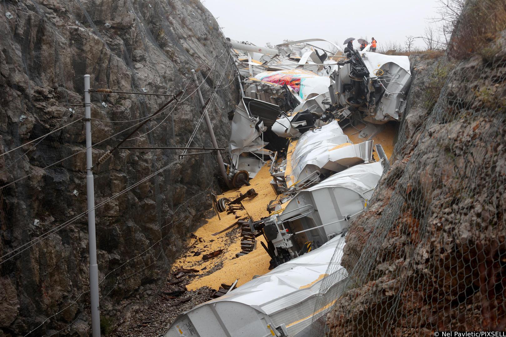 12.12.2023.., Rijeka -  Izmedju kolodvora Meja i Skrljevo jucer je  je do sudara teretnog vlaka prijevoznika Rail Cargo Carrier - Croati i pruznog vozila TMD HZ Infrastrukture.Danas je pocelo je izvlacenje vlaka Photo: Nel Pavletic/PIXSELL