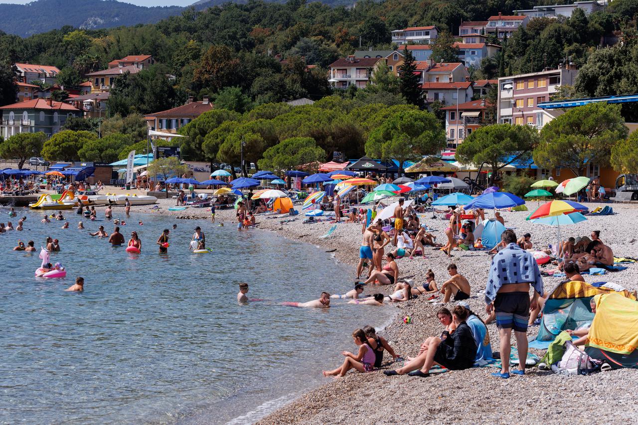 Osvježenje na plaži u Ičićima unatoč velikoj količini bakterije Escherichia coli