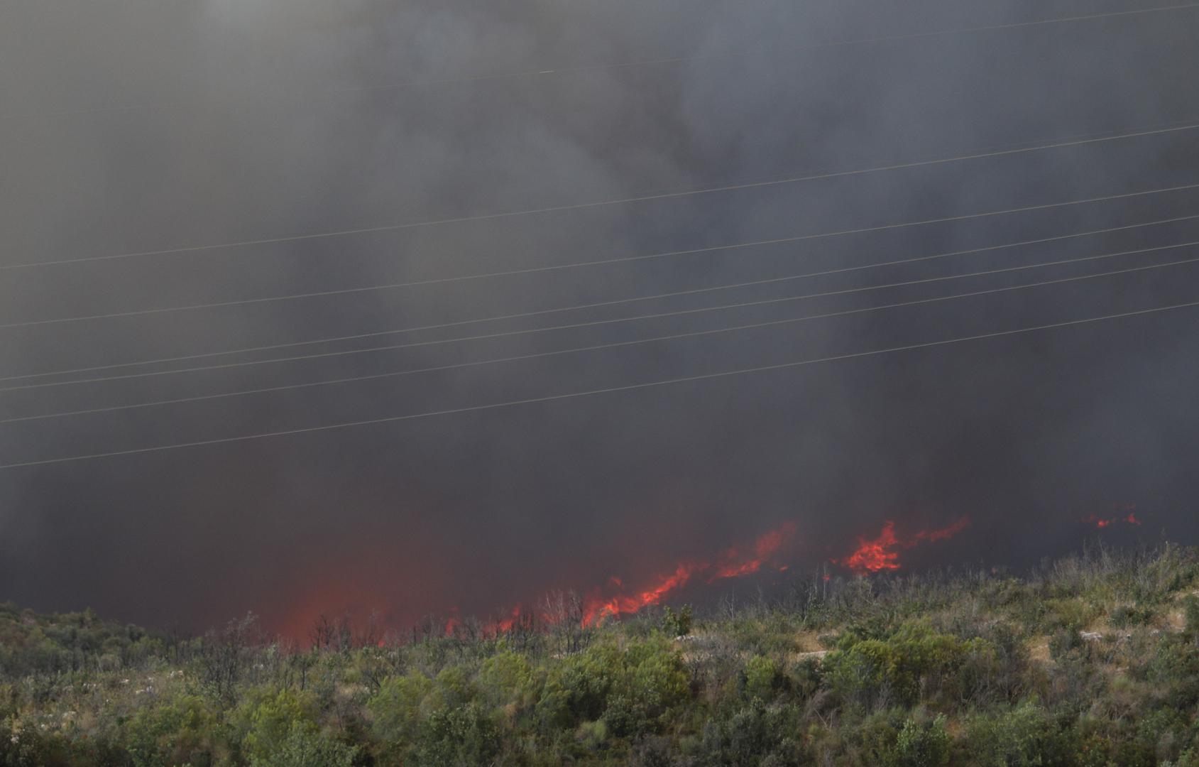 13.07.2022., Zaton - Pozar koji je izbio kod Vodica siri se prema Zatonu. Na terenu je 30-ak vatrogasaca s desetak vozila, a u gasenju su se prikljucila i dva kanadera. Photo: Dusko Jaramaz/PIXSELL