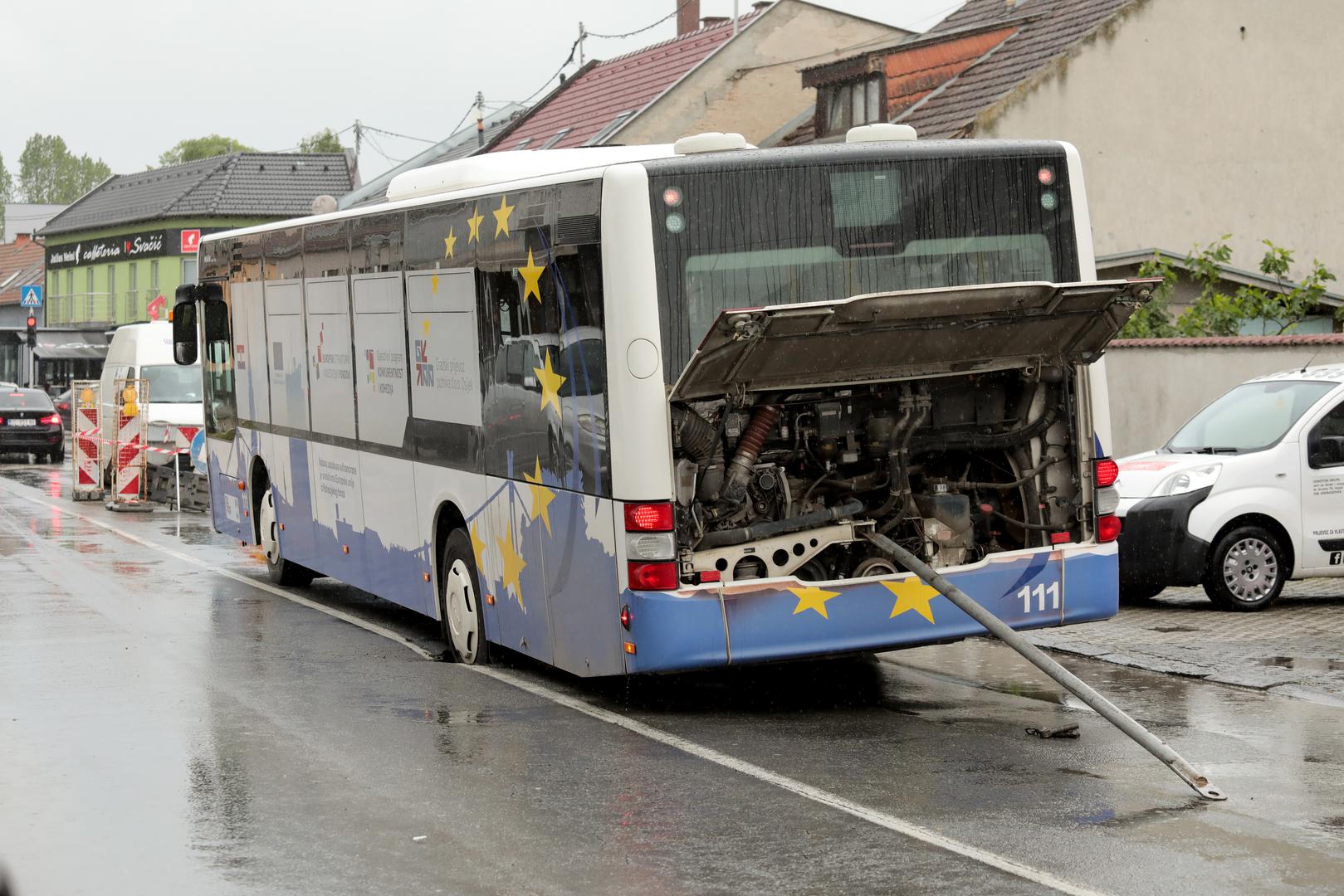 20.05.2021., Osijek - Jutros je pod tezinom autobusa GPP-a popustio asfalt u Ulici kralja Petra Svacica. Photo: Dubravka Petric/PIXSELL