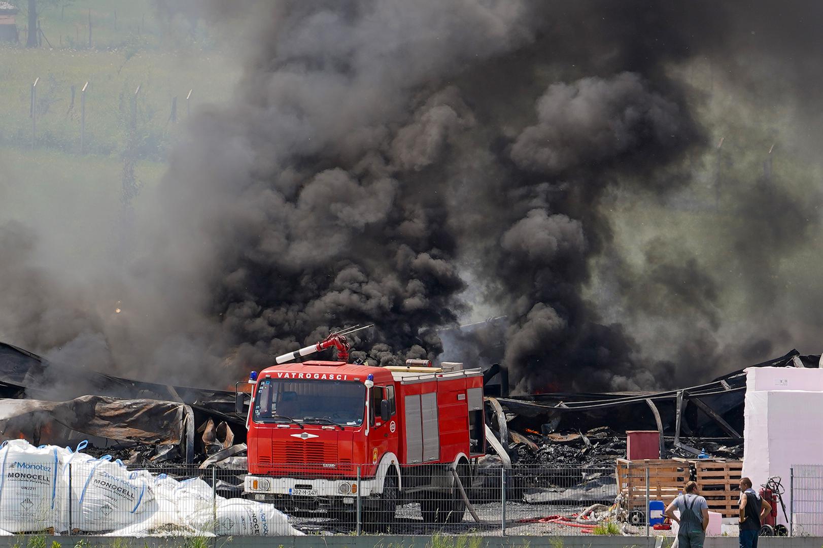 24.05.2022., Bihac, Bosna i Hercegovina - U jutarnjim satima izbio je pozar u tvornici austrijske tvrtke Austrotherm u naselju Kamenica koja se bavi proizvodnjom toplinskih izolacija. Photo: Dejan Rakita/PIXSELL