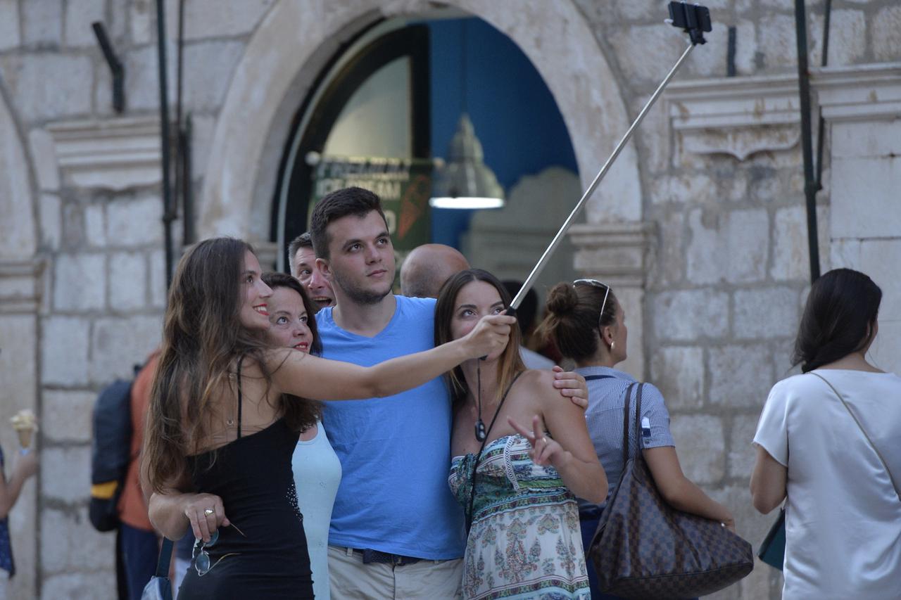 14.08.2015., Dubrovnik - Turisti tijekom razgledavanja Staroga grada osim spektakularnih vizura zele i sebe snimiti u gradu. Mnogi stoga sa sobom nose u zadnje vrijeme neizostavne selfie stapove, dok ima i onih koji ce sve zabiljeziti fotoaparatom kako bi