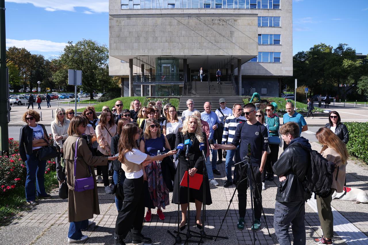 Zagreb: Prosvjed roditelja učenika Gimnazije Tituša Brezovačkog ispred Gradske uprave