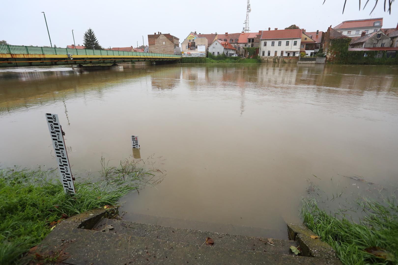 04.10.2024., Karlovac - Zbog visokog vodostaja rijeke Kupe koji je u 9 sati bio na 768 cm proglasene su izvanredne mjere od poplava.  Photo: Kristina Stedul Fabac/PIXSELL