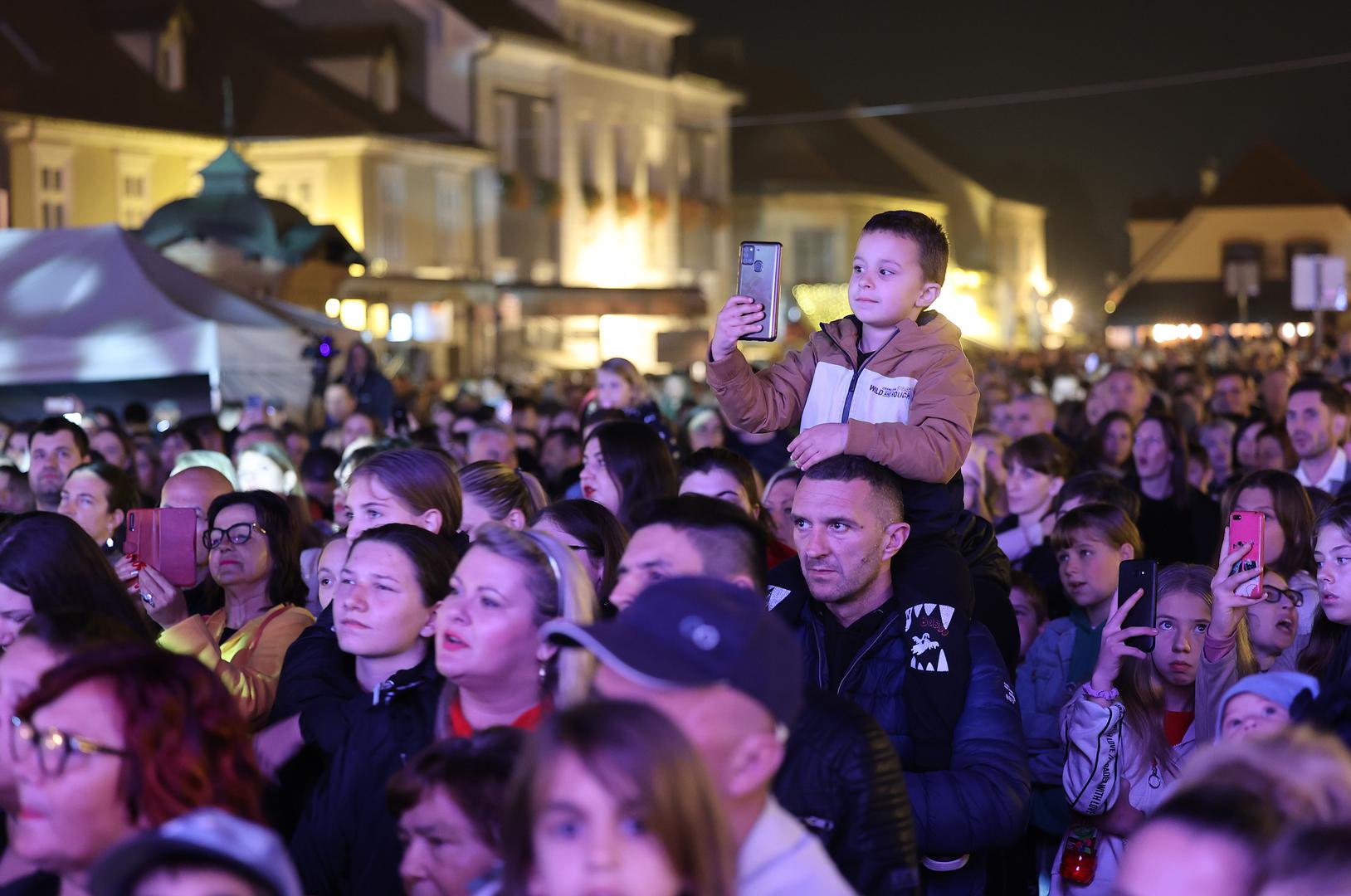 15.10.2022., Samobor - U sklopu proslave 780 rodjendana grada Samobora, odrzan koncert Petra Grase i vatromet na Trgu kralja Tomislava. Photo: Marko Prpic/PIXSELL