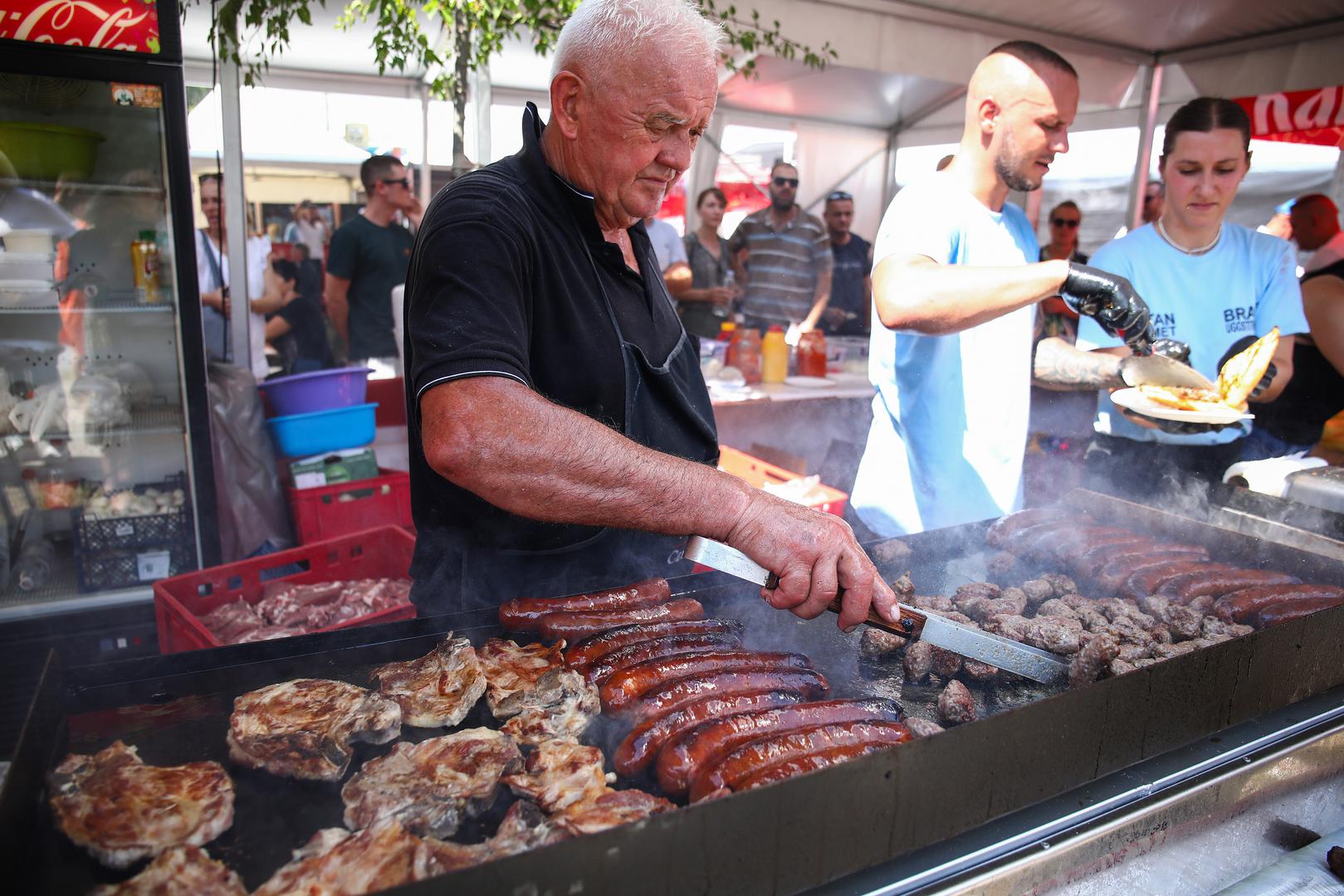 S roštiljem, pečenjem i raznim drugim degustacijama počelo je proštenje povodom Velike Gospe u  zagrebačkom Stenjevcu.