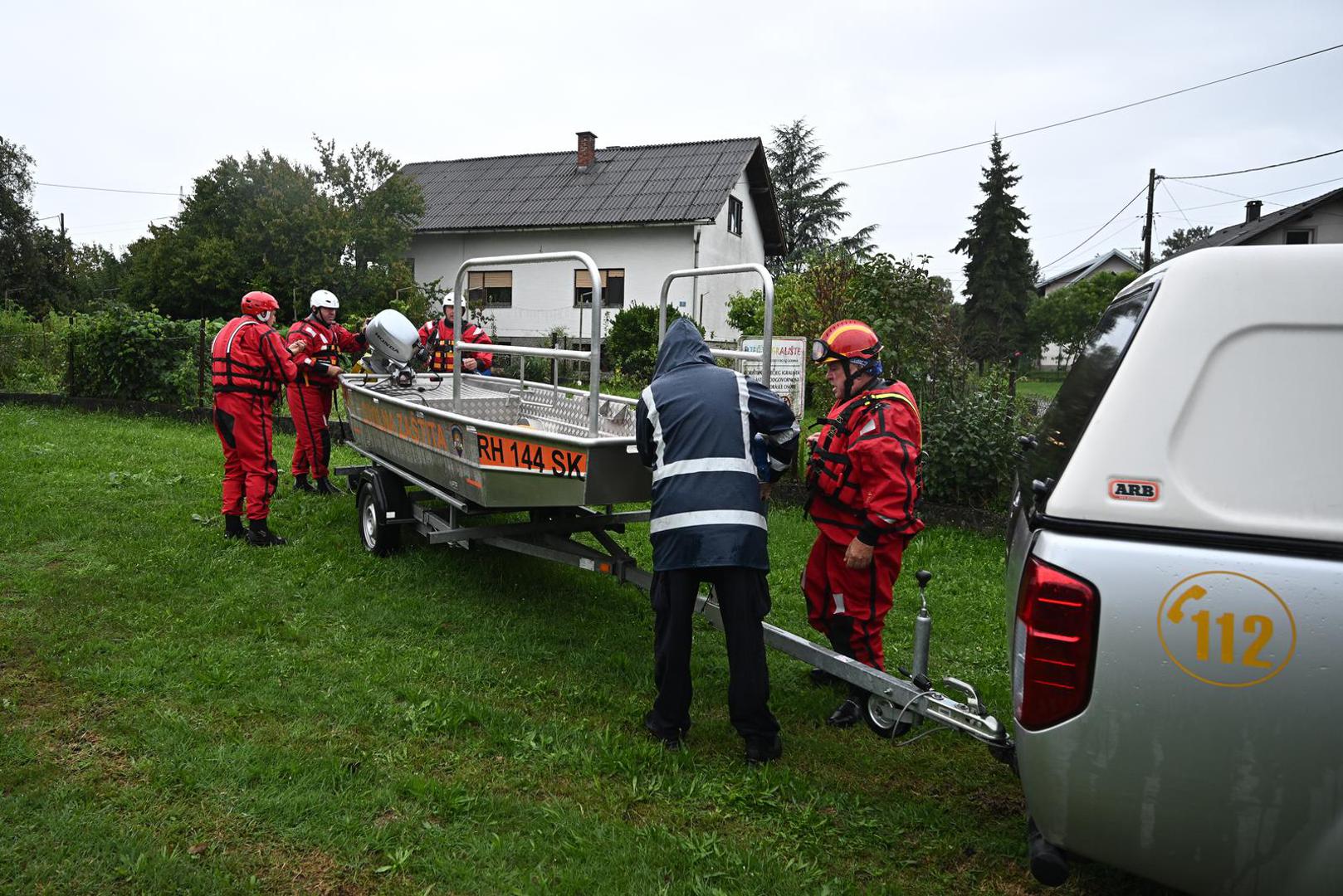 05.08.2023., Drenje Brdovecko - Civilna zastita i HGSS spasavaju zivotinje iz poplavljenjih domova Photo: Davor Puklavec/PIXSELL