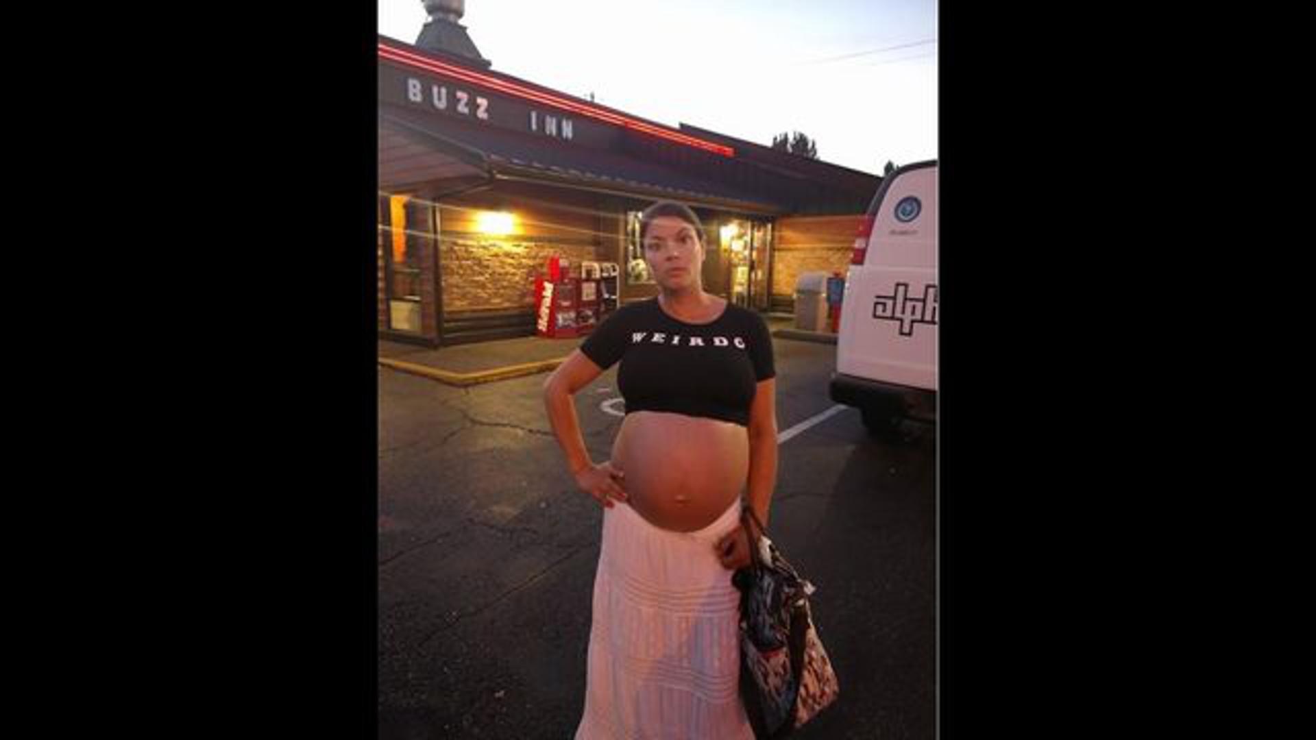 Jedna trudnica iz Amerike šokirala se kada je u lokalnom restoranu nisu htjeli poslužiti jer je neprikladno odjevena. Nosila je blizance, a na sebi je imala ''crop top'' i dugačku suknju. No problem je bio u njezinu trbuhu koji je bio potpuno otkriven. Nakon što se njezina objava proširila po internetu, restoran se ispričao trudnici za ''nesporazum''