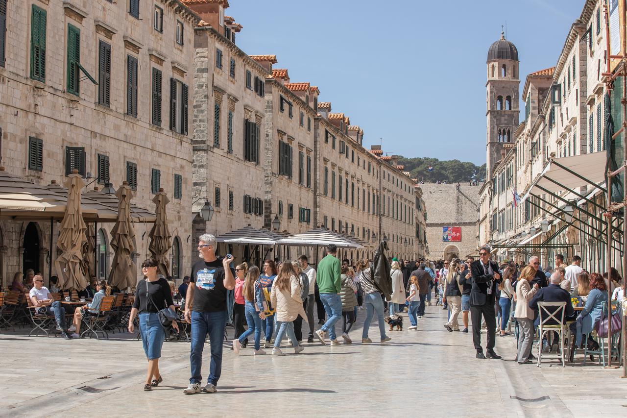 Dubrovnik: Turisti u šetnji po gradu 
