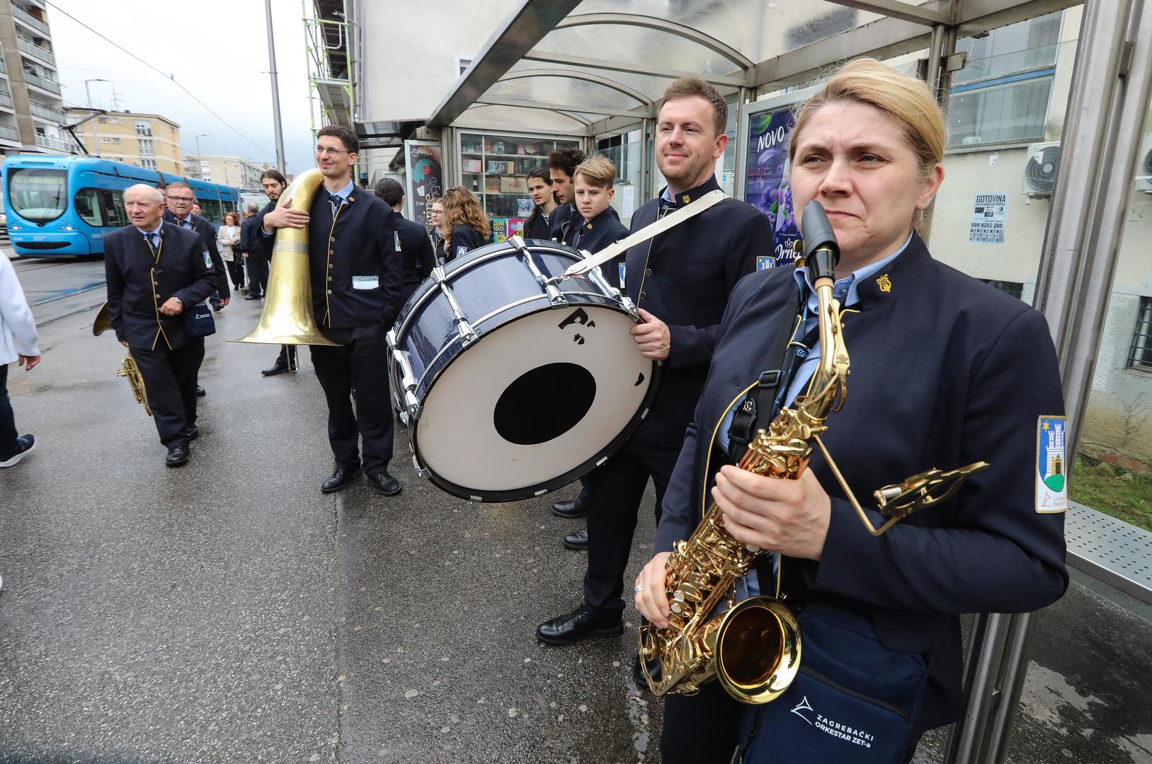 U sklopu "Glazbene kontrole" izveo ih je Zagrebački orkestar ZET-a, a u povodu proslave Dana Grada Zagreba te pritom oduševili brojne putnike. 