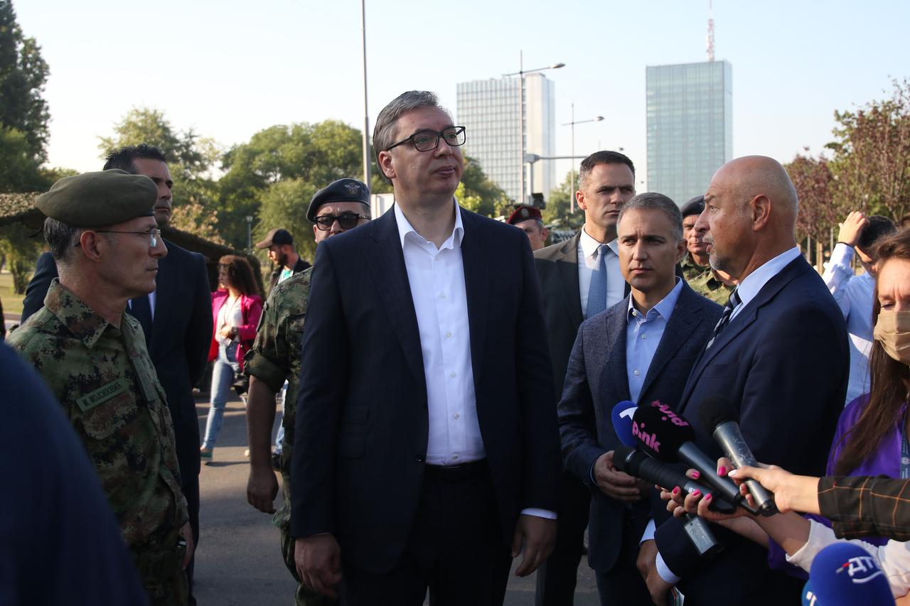 Beograd: Aleksandar Vučić obišao prikaz sredstava naoružanja i vojne opreme