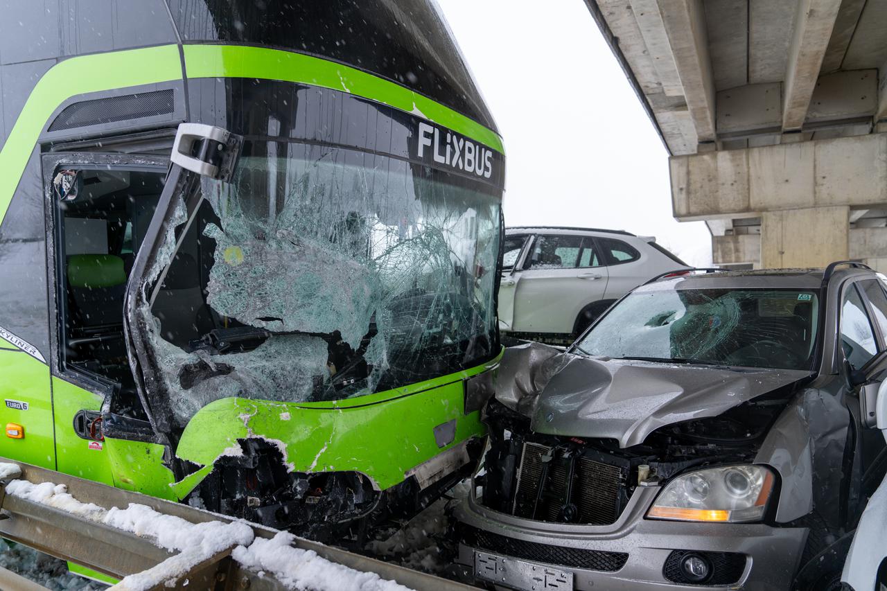 Lančani sudar busa i pet automobila kod Gospića