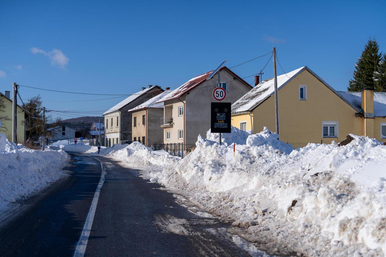 Državna cesta D52 Otočac - Korenica otvorena je samo za osobna vozila radi čišćenja snježnih nanosa