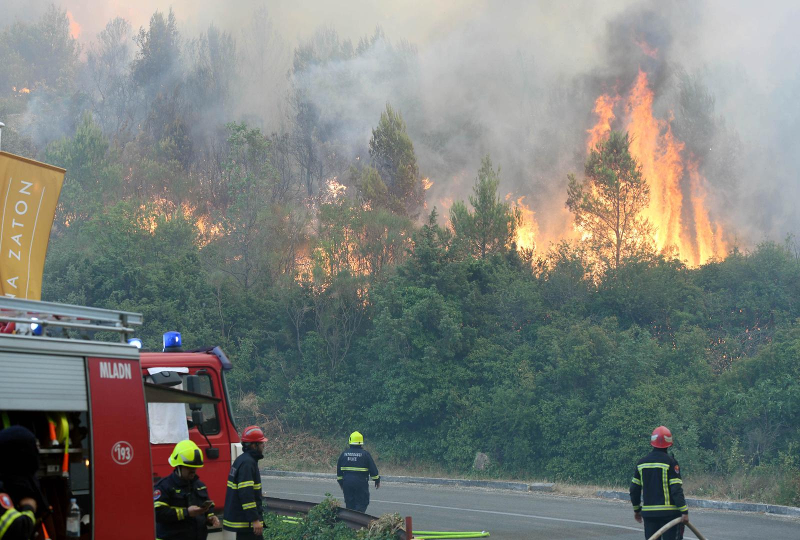 13.07.2022., Zaton - Pozar koji je buknuo kod Vodica prosirio se prema Zatonu gdje su ugrozene kuce, a vatrogasci se bore s vatrom pored ceste pema Zatonu. Photo: Hrvoje Jelavic/PIXSELL