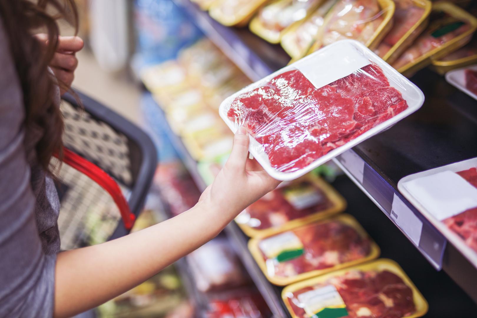 5. Preispitajte svoj izvor proteina: Hrana bogata proteinima poput mesa, peradi i morskih plodova obično je jedna od skupljih namirnica na našim tanjurima. Postoje načini na koje možete pametno uštedjeti bez odricanja od mesa. Istina je da su mnogi biljni proteini, poput graha i tofua, jeftiniji od mesa. Isprobavanje obroka bez mesa moglo bi vam pomoći da uštedite nešto novca. Odabir jeftinijih komada mesa također pomaže. Odabir mljevenog mesa, vrhunskih okruglih odrezaka ili pilećih bataka načini su za smanjenje troškova. Budući da su proteini skupi, ako imate prostor u zamrzivaču, napravite zalihe kada budu na sniženju.