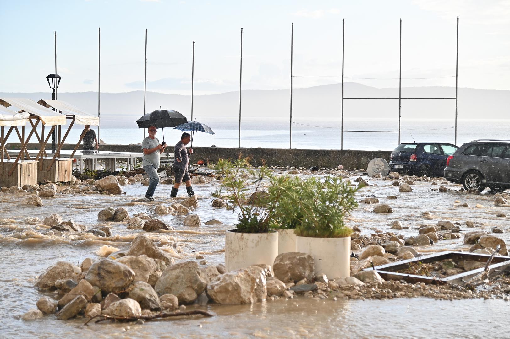 05.10.2024., Podgora - Jako nevrijeme gdje je palo do 140 litara kise po cetvornom metru strovilo je bujice na ulicama Podgore. Photo: Matko Begovic/PIXSELL