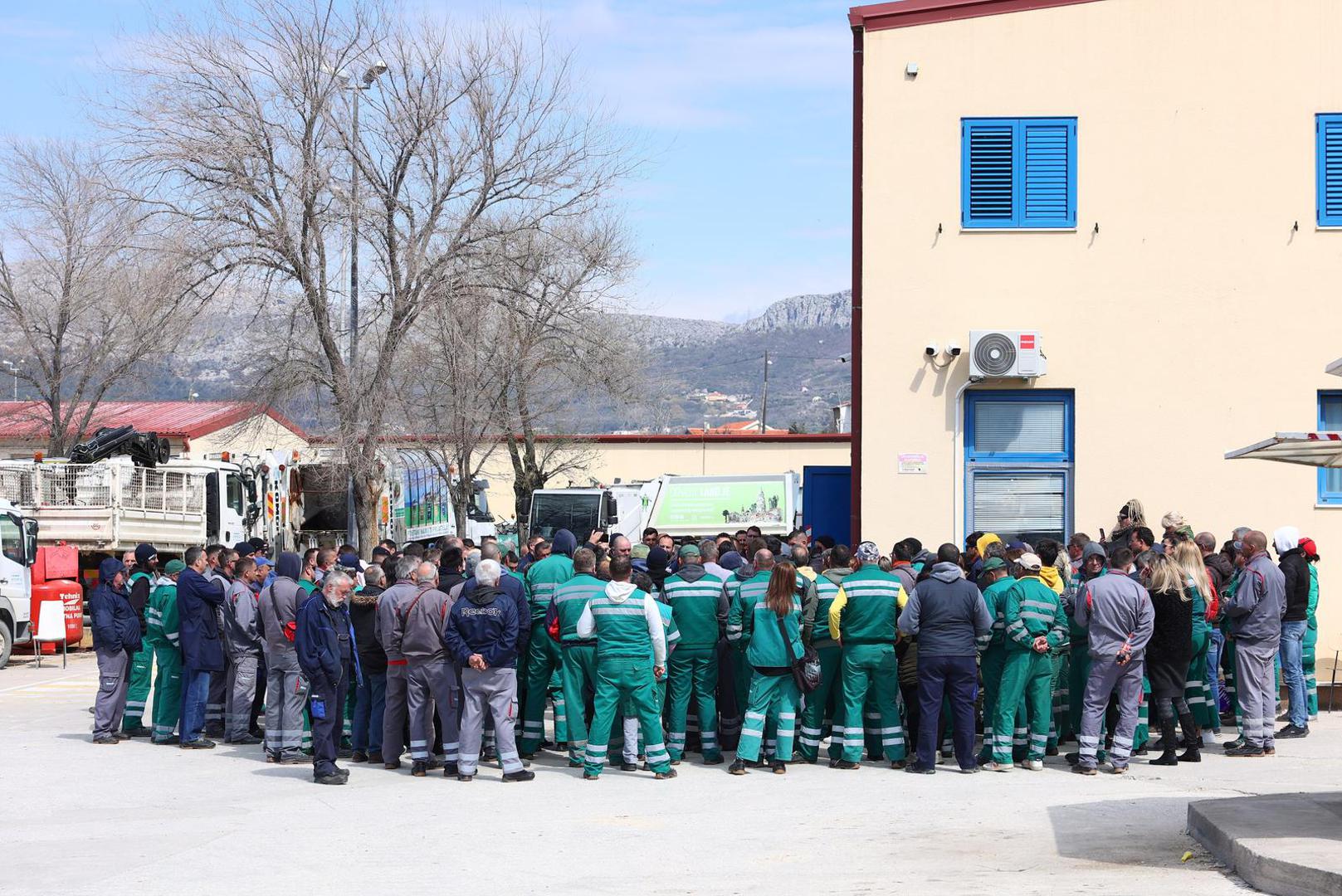 05.04.2023., Split - Dogovorom izmedu radnika Cistoce i gradonacelnika Puljka zavrsen je strajk te su radnici nastavili s obavljanjem svojih poslova. Photo: Miroslav Lelas/PIXSELL