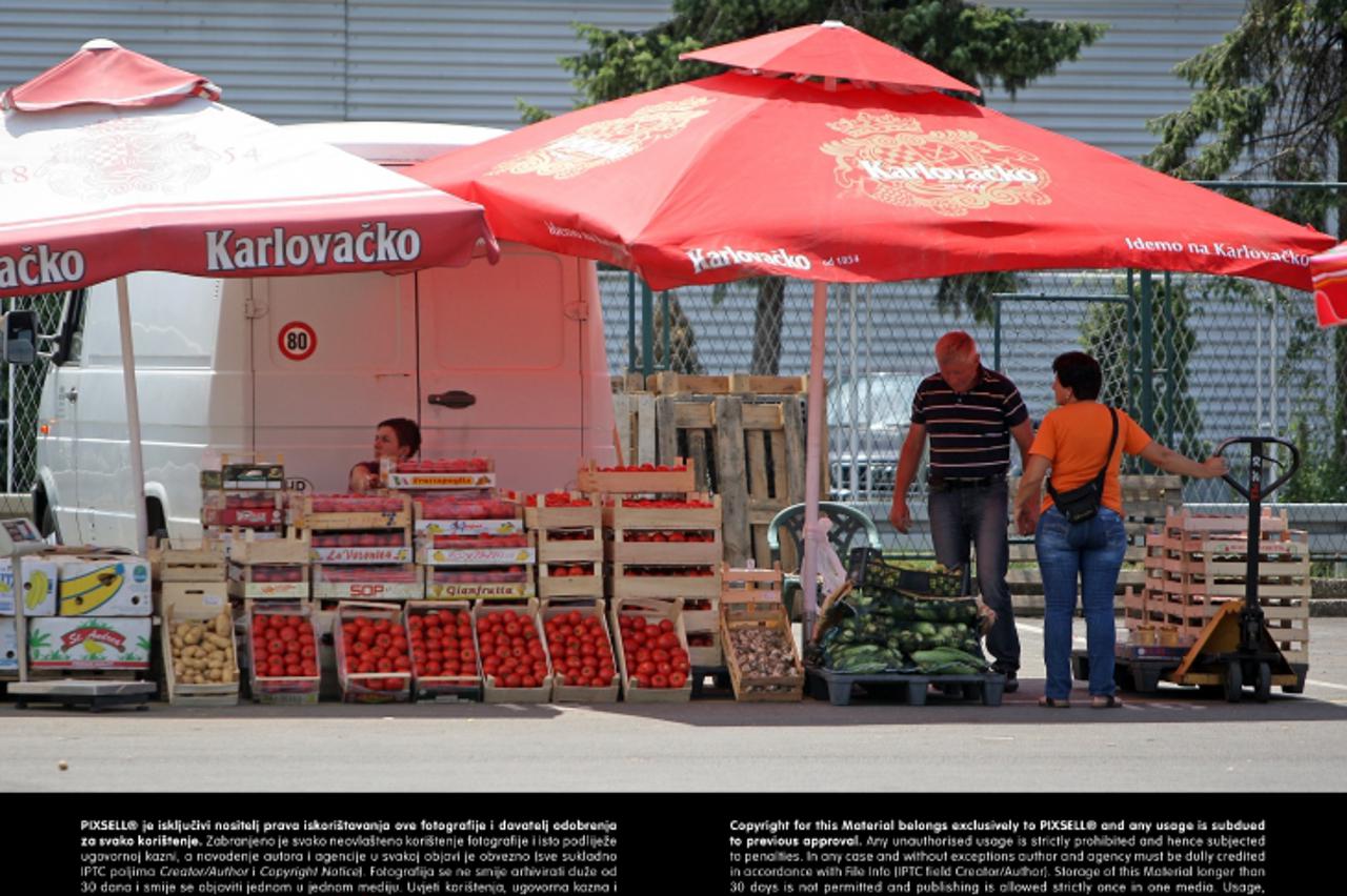 '03.07.2013., Zagreb - Uslijed prosvjeda trznica zbog fiskalizacije, promet je pao i na Zelenoj trznici za gotovo 50% a ocekuje se i daljni pad ukoliko se situacija ne promijeni. Photo: Borna Filic/PI