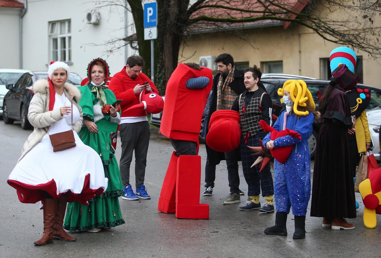 25.12.2020., Zagreb - Dvadeset Zagrebackih umjetnika pjevalo i djelilo poklone ispred Klinici za infektivne bolesti Dr. Fran Mihaljevic. 
Photo: Matija Habljak/PIXSELL