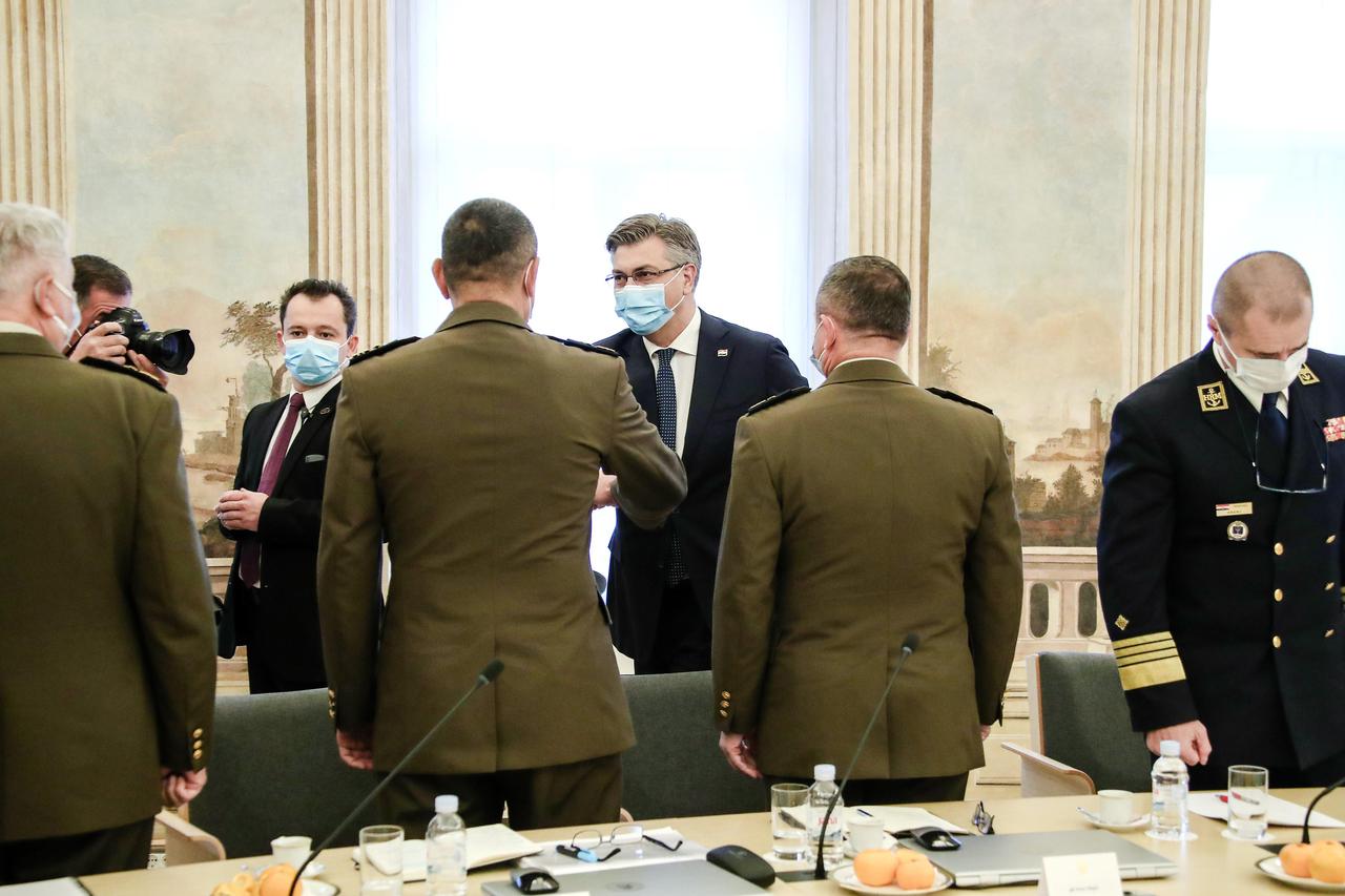 Zagreb: Andrej Plenković na sastanku s vojnim zapovjednicima o stanju u HV-u