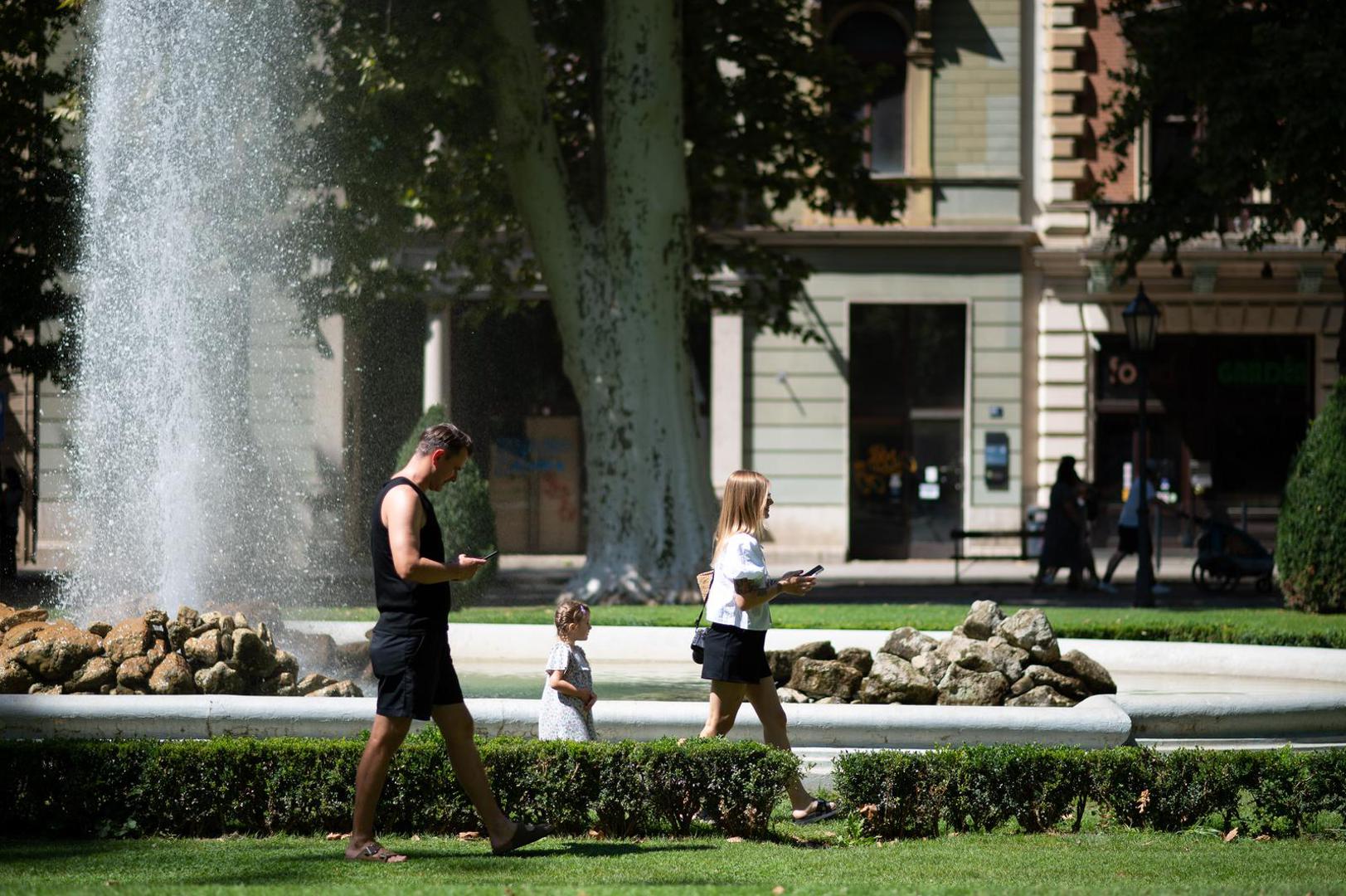 09.08.2024., Zagreb - Ponovno je stigao toplinski val, a gradani traze osvjezenje, skrivaju se u hladovinu, suncaju se i ne izlaze bez sesira. Photo: Marko Juric/PIXSELL