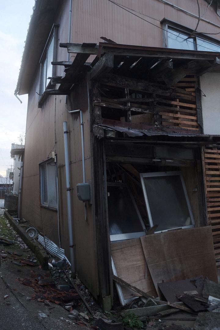 A view of damage to a building following an earthquake, in Nanao, Ishikawa prefecture, Japan January 2, 2024 in this picture obtained from social media.  instagram@hiro_coffee_outdoor/via REUTERS  THIS IMAGE HAS BEEN SUPPLIED BY A THIRD PARTY. MANDATORY CREDIT. NO RESALES. NO ARCHIVES. Photo: INSTAGRAM@HIRO_COFFEE_OUTDOOR/REUTERS