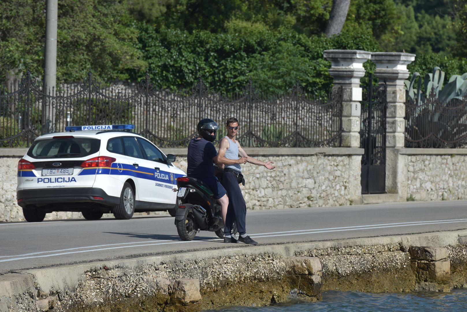 - Vozač je sam izašao iz auta i sačekao policiju. Očevid je u tijeku - istakli su iz PU Zadarske.