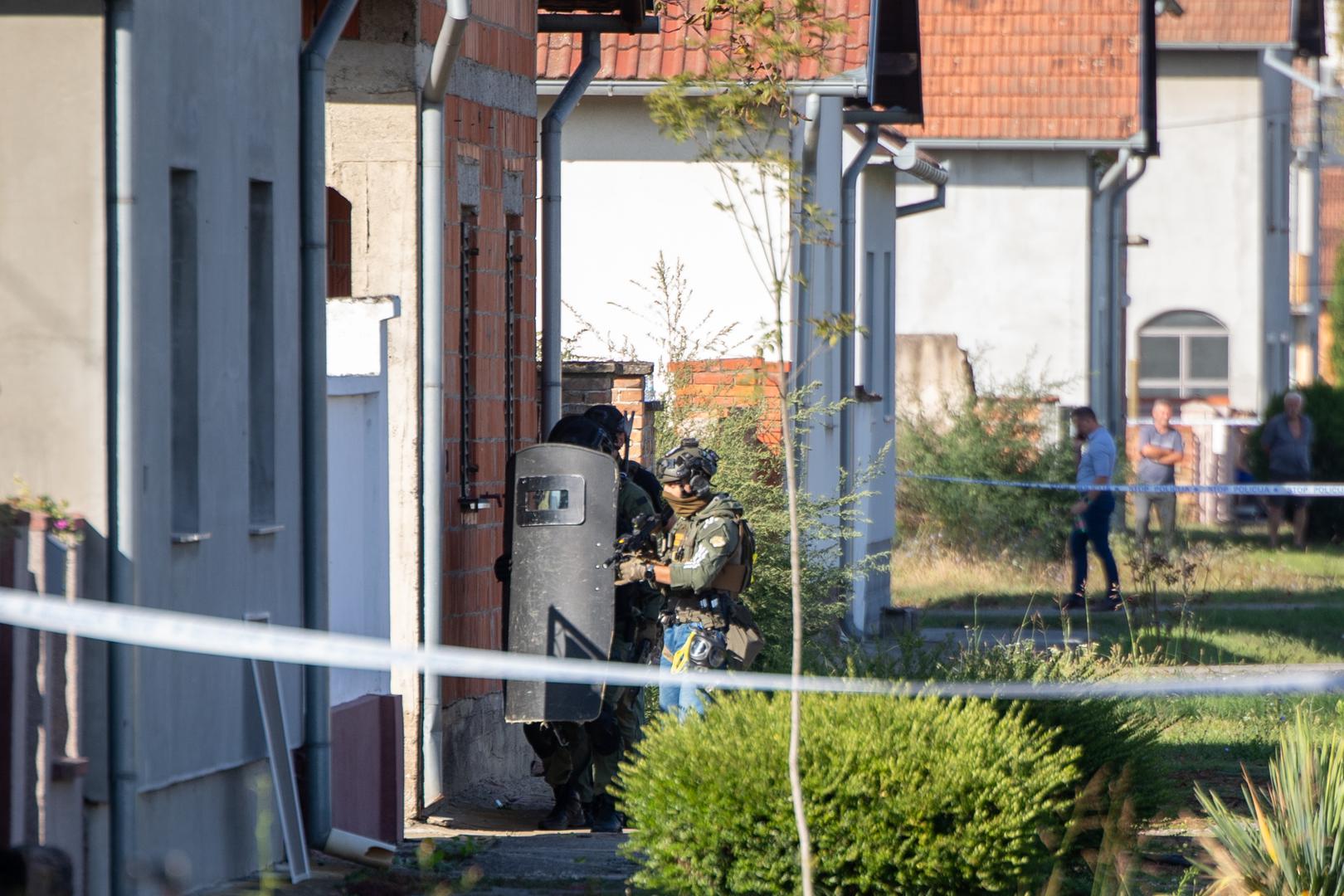 03.10.2023.,Tordinci - Muskarac se posvadjao sa susjedima, bacio im molotovljev koktel na kucu te se polio benzinom i zatvorio u svoju kucu. Photo: Borna jaksic/PIXSELL